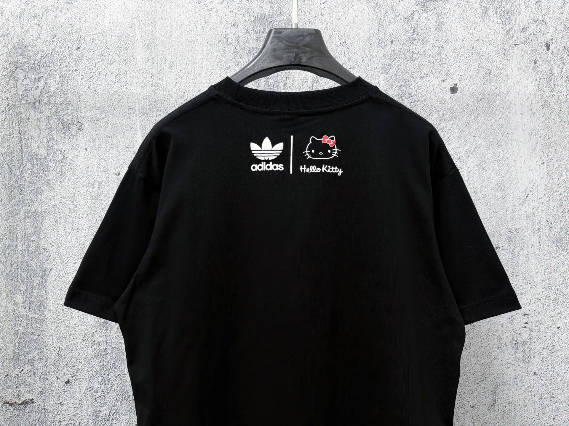 [Hellokitty Adidas] Adidas co-branded three-dimensional foam bow printed short-sleeved round-neck T-shirt. 280 grams of pure cotton double-sand fabric. Original original label. Can be worn up to 200 pounds. All fabrics have been shrunk in advance. Quality. What you see is what you get. The version will not change after washing. Distinguish the market. Part of the disposable clothes. The three-label packaging is complete and the original version is restored. Customized for men and women. Same Style Versatile comparison. Classic Size: Xs-L
